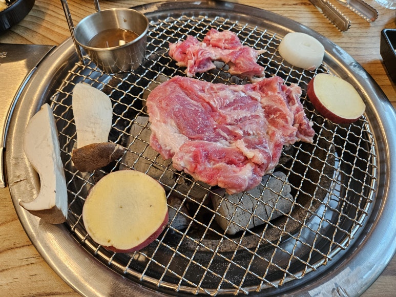 돈날개숯불갈비 이미지