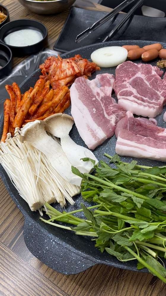솥뚜껑미나리삼겹살 이미지