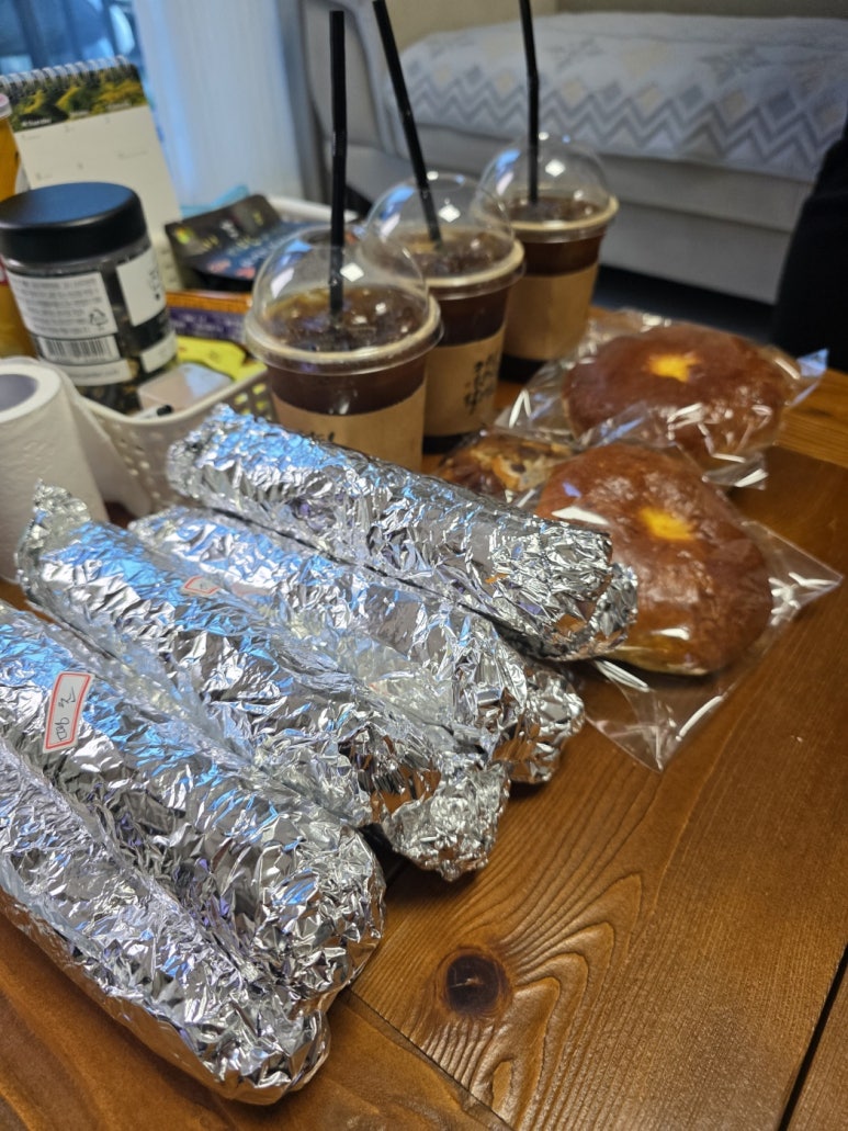아침치커피&빵 이미지