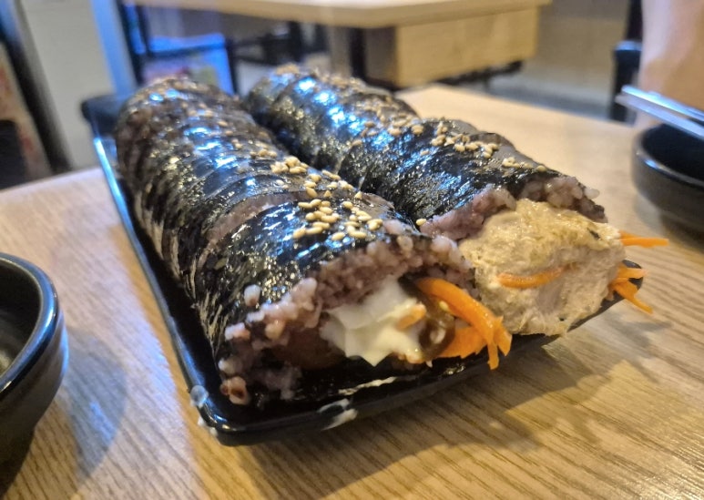 모퉁이흑미김밥 이미지