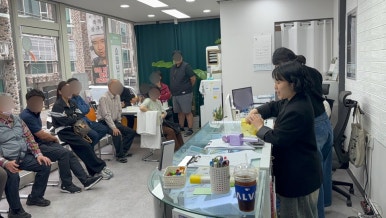 틈사이휴대폰 이미지