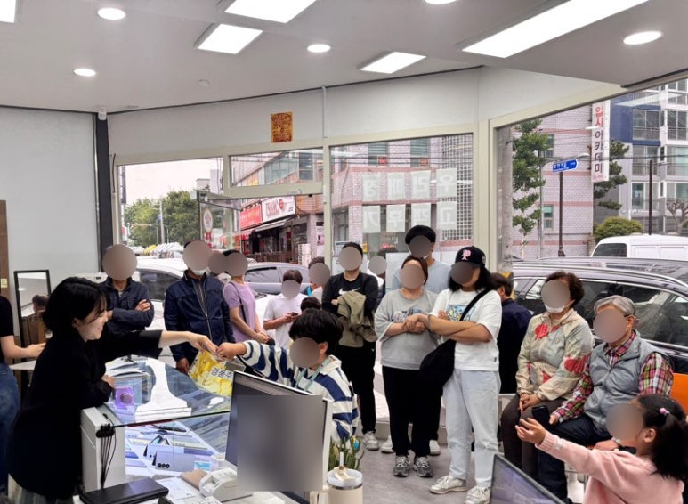 틈사이휴대폰 이미지