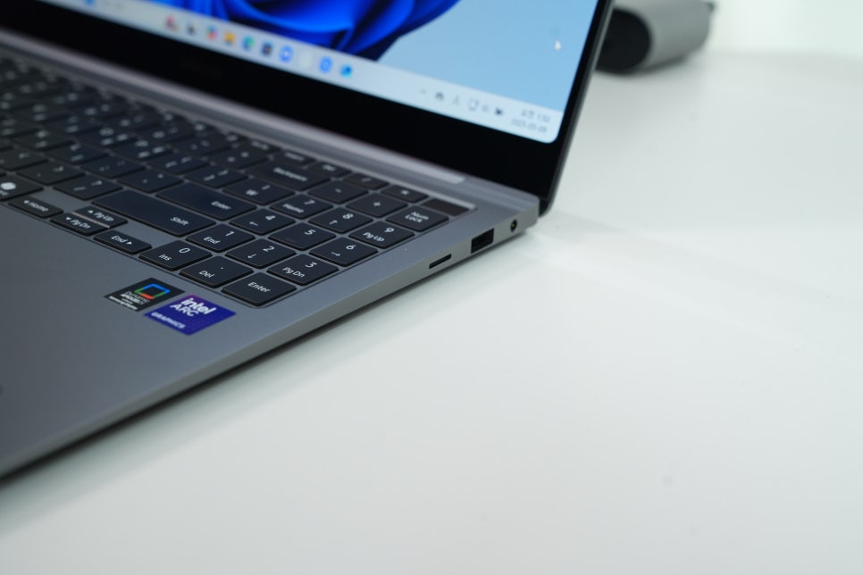 사무용 노트북 고민 끝! 삼성 갤럭시북5 프로 NT960XHA-K71AR 사용기 "CPU는 기본 넉넉한 메모리와 디스플레이 조화" 이미지 8