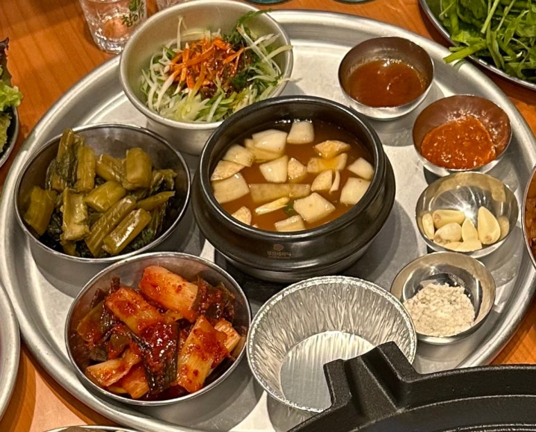 솥뚜껑에꽃한판 이미지