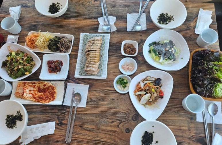 산아래보쌈，칼국수 이미지