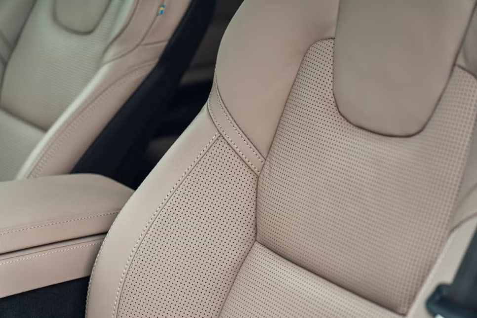 2025 볼보 XC90 전동화 시대의 내연기관 강자가 만든 플러그인 하이브리드 트림 이미지 10