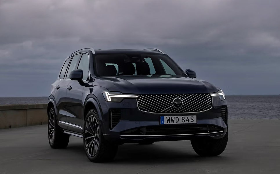 2025 볼보 XC90 전동화 시대의 내연기관 강자가 만든 플러그인 하이브리드 트림 이미지 2