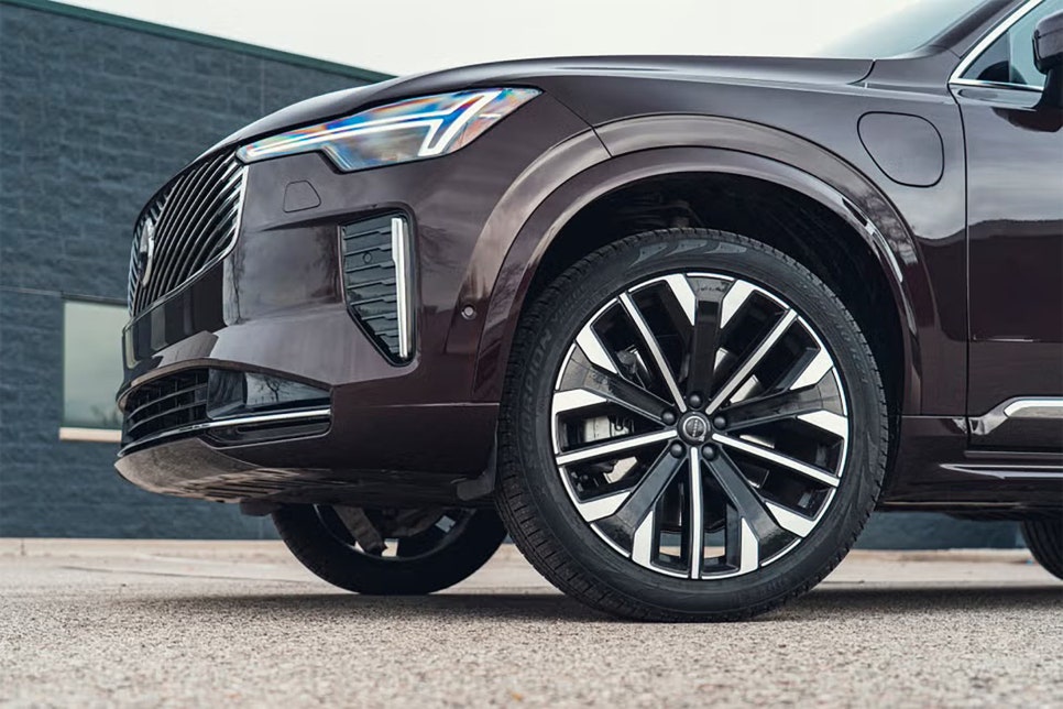 2025 볼보 XC90 전동화 시대의 내연기관 강자가 만든 플러그인 하이브리드 트림 이미지 8
