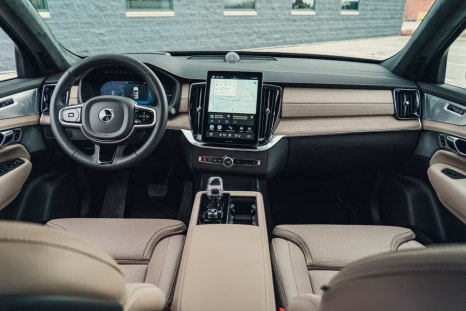 2025 볼보 XC90 전동화 시대의 내연기관 강자가 만든 플러그인 하이브리드 트림 이미지 6