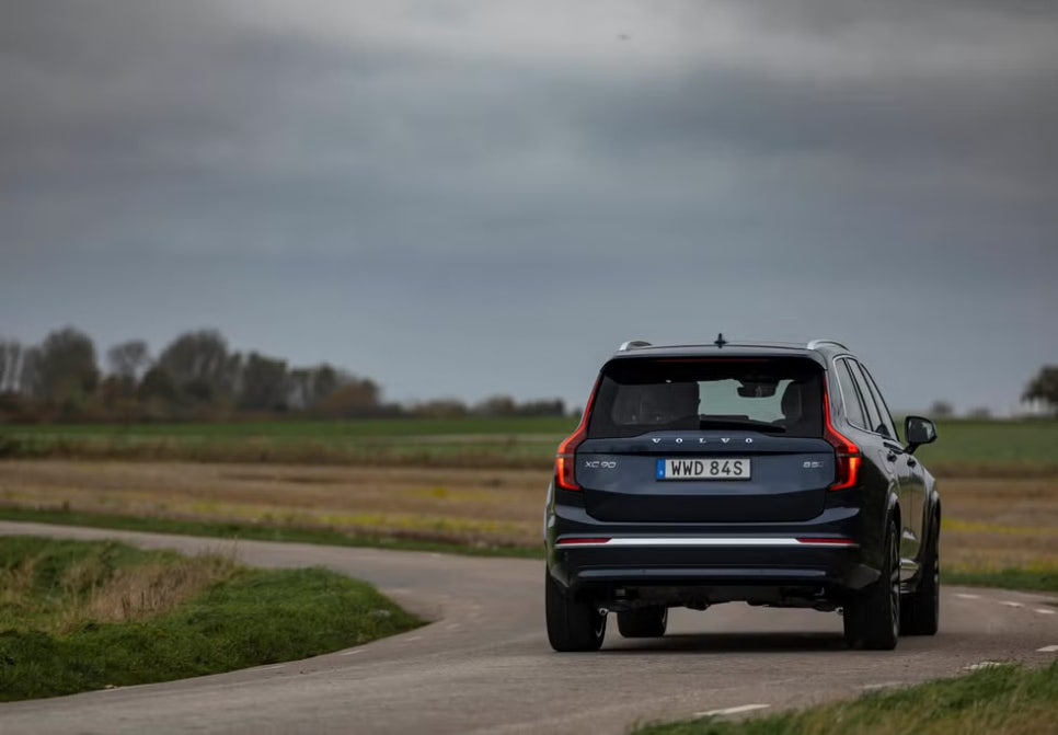2025 볼보 XC90 전동화 시대의 내연기관 강자가 만든 플러그인 하이브리드 트림 이미지 12