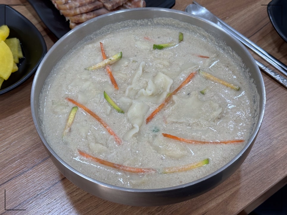 얼큰칼국수 이미지