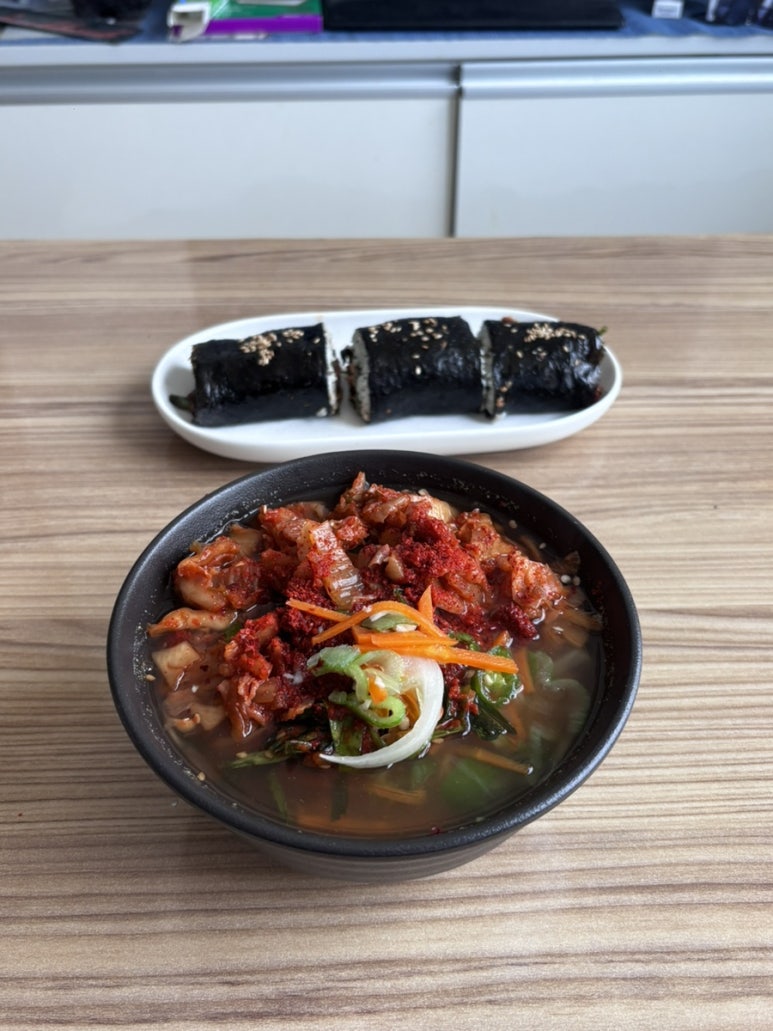뚱김밥과국수 이미지