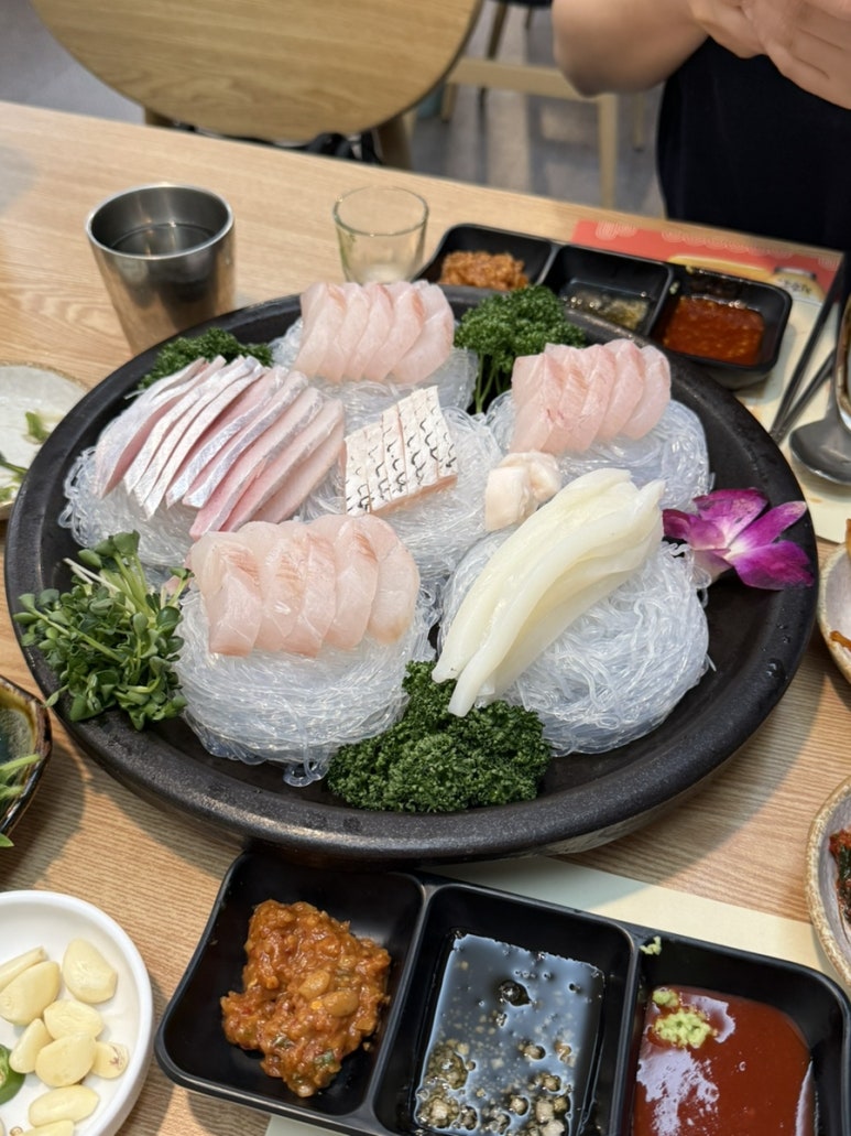 여수삼합자연산산지직송선어해물삼합제철맛집 이미지