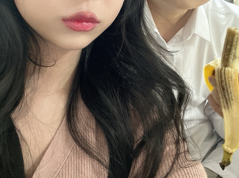 오버립 대신 플럼퍼를 바른 촉촉한 립 근접샷이에요.