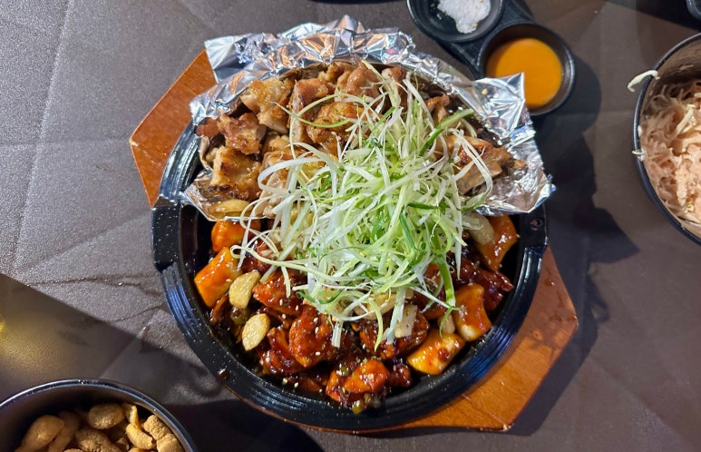 더꾸닭꾸숯불두마리치킨 이미지