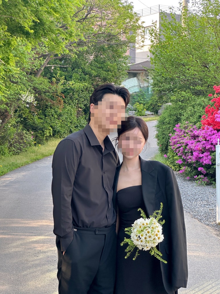 분홍 철쭉이 핀 길가에서 블랙 드레스 컷