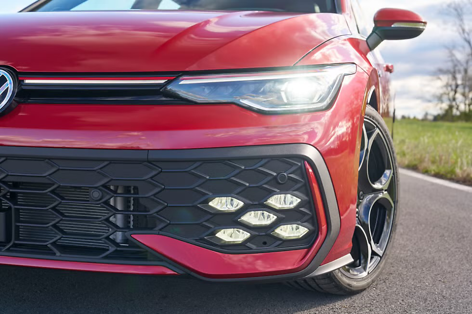 2026 골프 GTI Mk8.5 수입차 끝판왕 유럽 감성 해치백의 정점 이미지 3