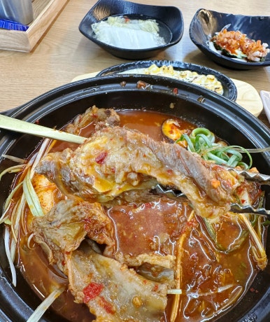 홍칼라소갈비찜 이미지