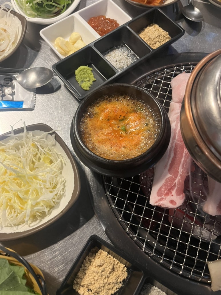 돼지삼춘생구이 이미지