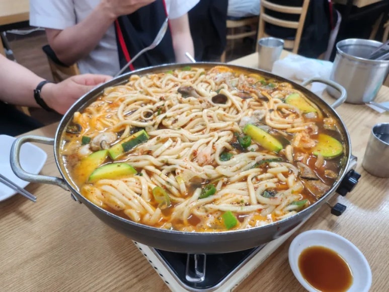 암돌 속풀이 칼국수 이미지