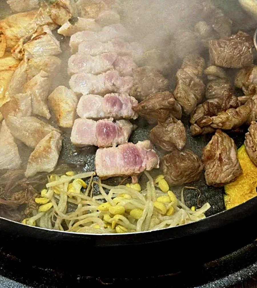 솥뚜껑위에춤추는삼겹살 이미지