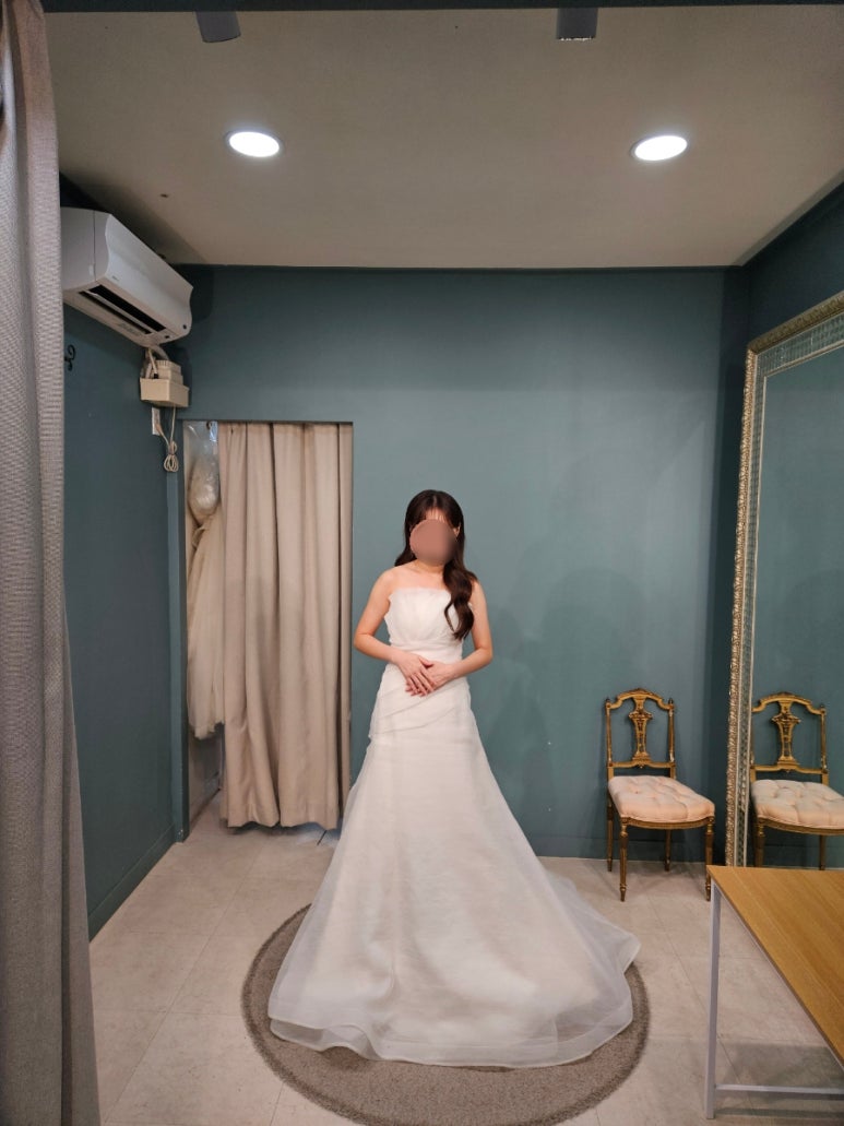 피팅룸에서 입은 모습 · 이 신부가 고른 드레스