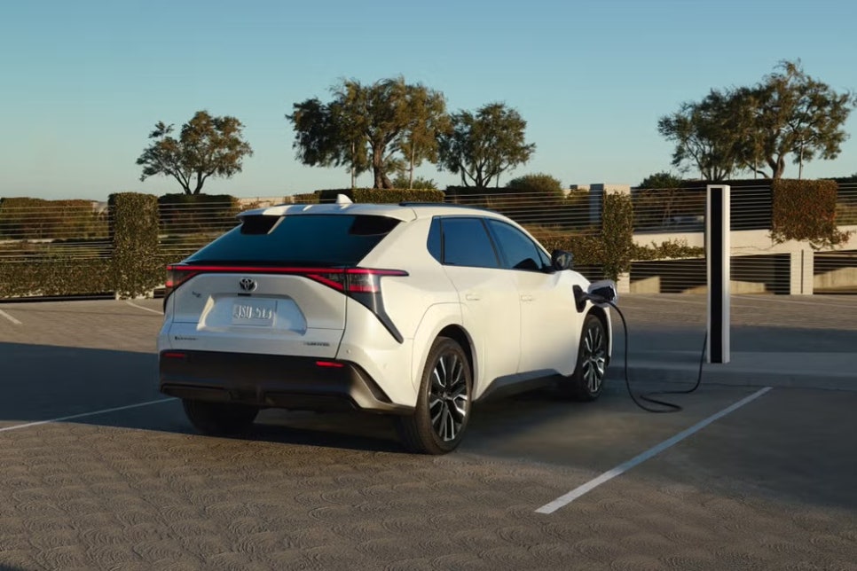 “이게 토요타 전기차야?” 2026 Toyota bZ SUV 풀체인지 공개 이미지 8