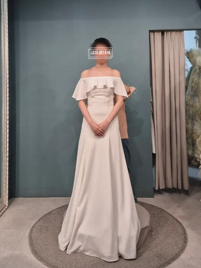 피팅룸에서 입은 모습, 프릴 숄 변형