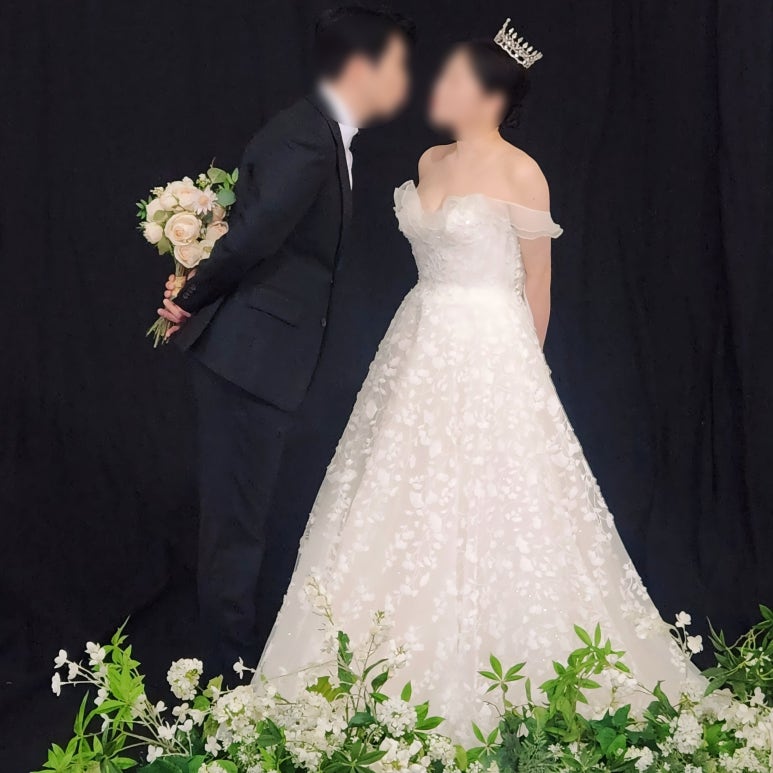 블랙 배경에서 티아라를 쓴 컷