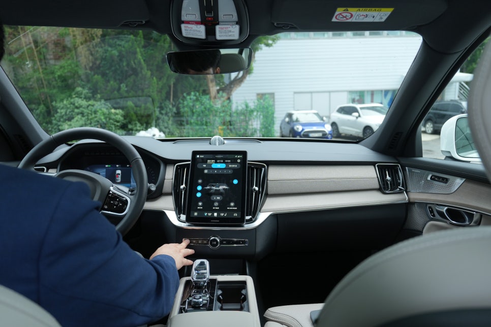 럭셔리 SUV의 본질을 다시 묻다 –천하자동차 The New Volvo XC90 시승기 '삶에 여유를 입히다' 이미지 13