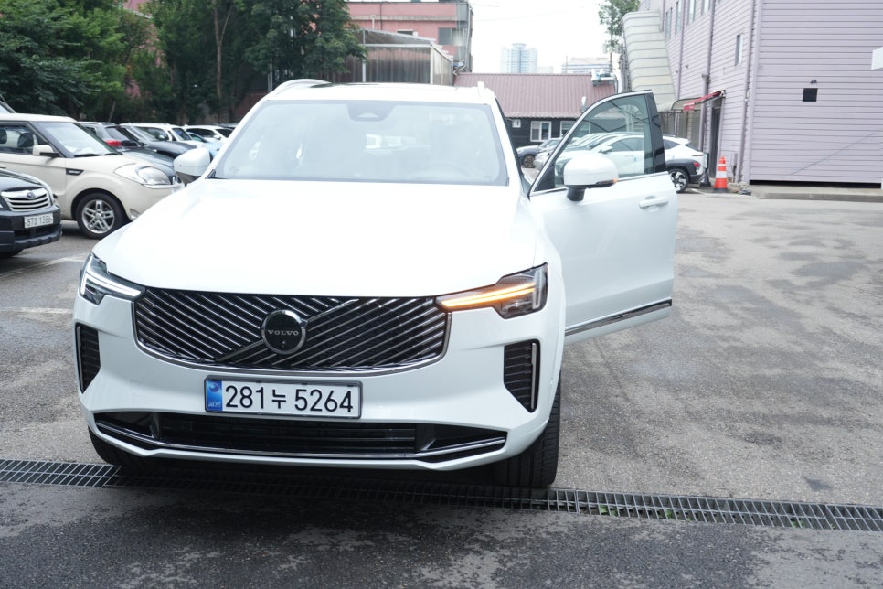 럭셔리 SUV의 본질을 다시 묻다 –천하자동차 The New Volvo XC90 시승기 '삶에 여유를 입히다' 이미지 8