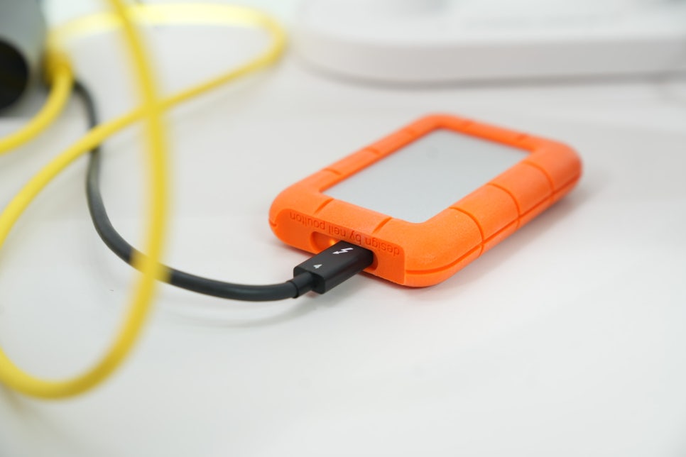 LaCie Rugged Mini SSD, 썬더볼트 4지원으로 아이패드 프로와 맥북 프로 백업용 외장 SSD 하드 추천 이미지 9