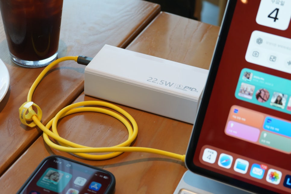 책상에서 더 편리한 충전,  "맘모스 30,000mAh 고용량 고속충전 보조배터리추천? 이미지 14