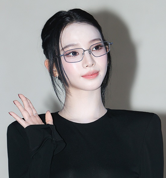 젠틀몬스터 신사옥 '하우스 노웨어 서울' 오픈 행사에 방문한 카리나 : 네이버 블로그 Foto & Idee 젠틀몬스터 신사옥 '하우스 노웨어 서울' 오픈 행사에 방문한 카리나 : 네이버 블로그 Motiv