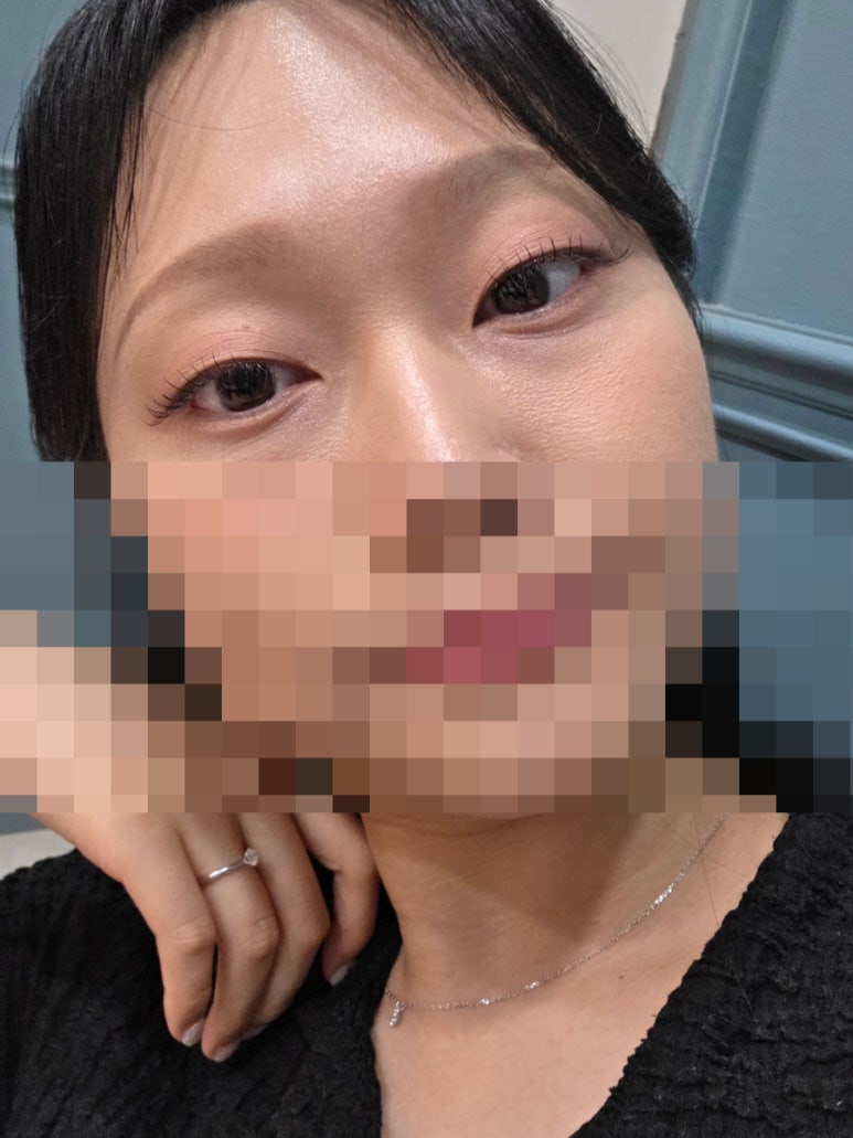 깔끔하게 요청한 아이메이크업과 새로 그린 눈썹이 보이는 근접샷이에요. 얼굴 아래쪽은 모자이크돼 있어요.