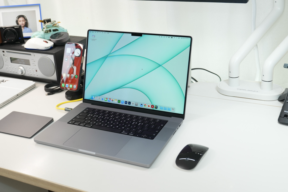 매직 마우스 2 블랙 USB-C, 맥을 위한 전용 마우스 맥북프로 16인치와 함께 써보니 이미지 2