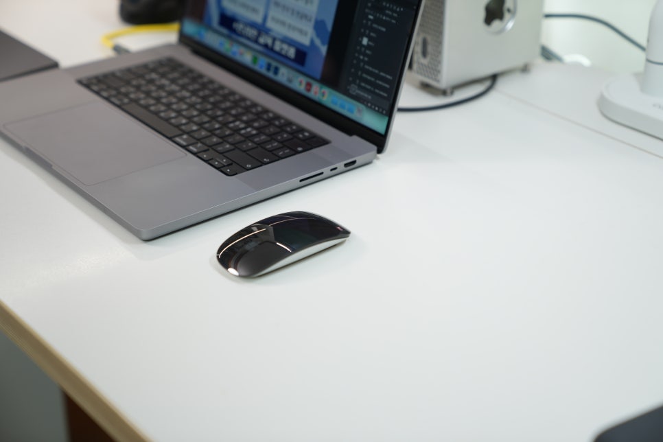 매직 마우스 2 블랙 USB-C, 맥을 위한 전용 마우스 맥북프로 16인치와 함께 써보니 이미지 14