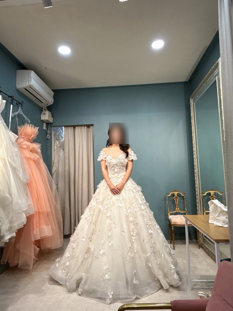 피팅룸에서 입은 모습 · 이 신부가 고른 드레스