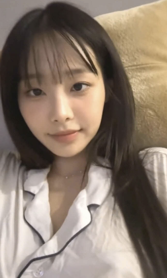 잠옷만 입고 라이브하다 속옷 안입어 튀어나온게 보이자 가리는 츄 6