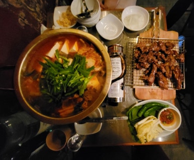 황금 돼지 포차 이미지