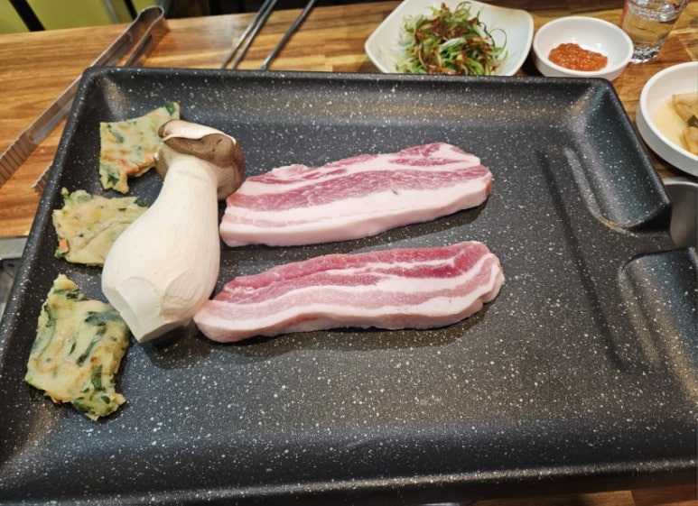 황금돼지삼겹뒷고기 이미지