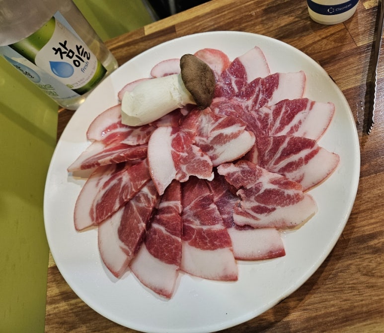 황금돼지삼겹뒷고기 이미지