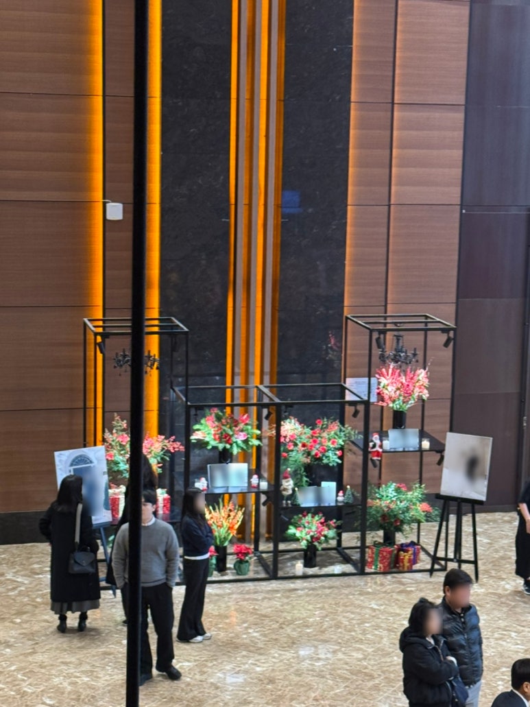 레드 테이블 디자인 이미지