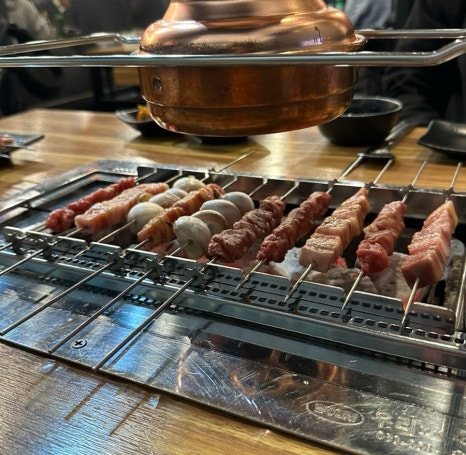 순한양꼬치양다리걸쳐 이미지