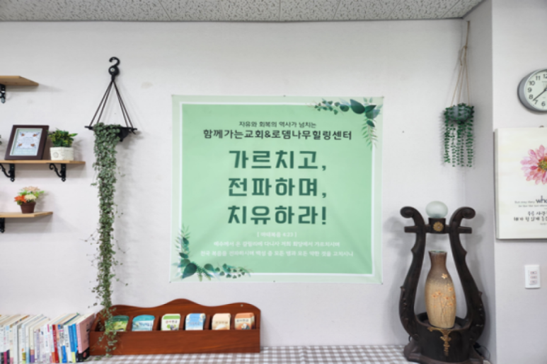 간판하는청년들 이미지