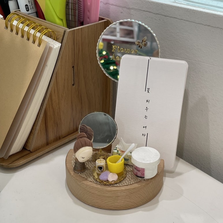 꽃 피우는 여자 이미지