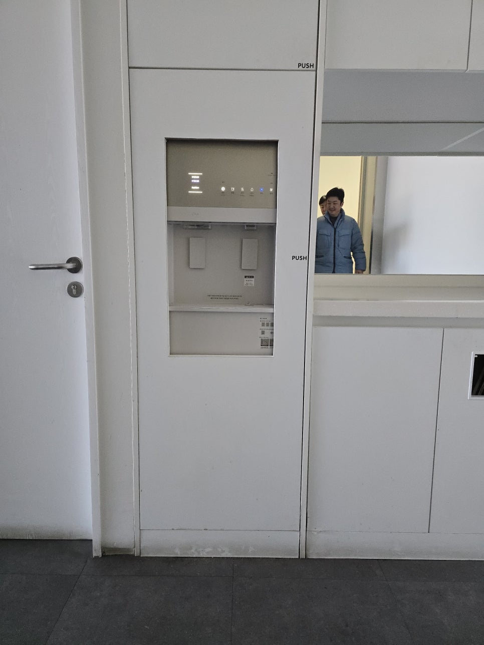 사무실 정수기 붙박이장 칸 넓히기와 문짝 리폼 — 현장 사진 3