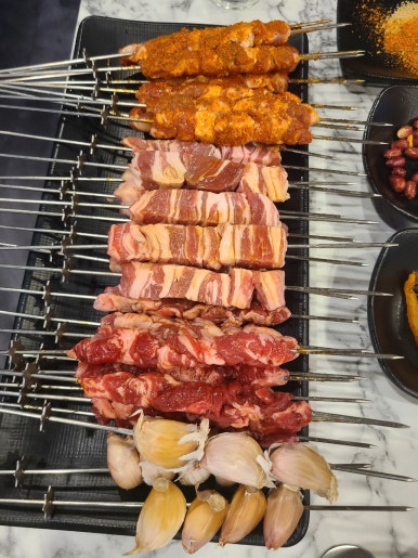 순한양꼬치양다리걸쳐 이미지