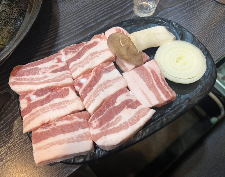 안도윤 냉동삼겹살 이미지