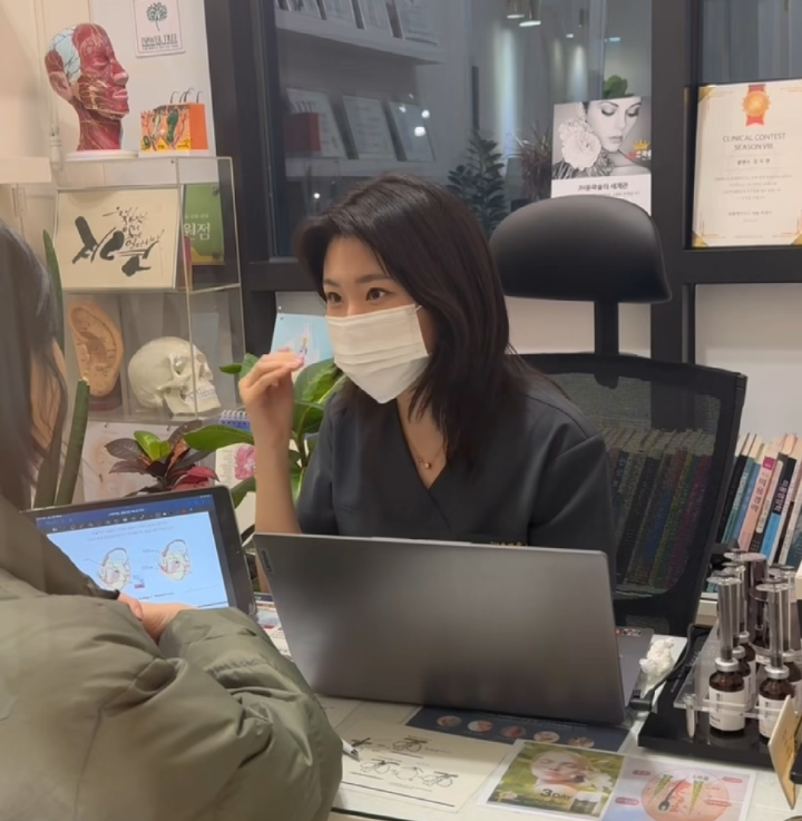 바른체형 작은얼굴 이미지